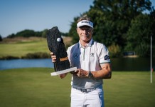 Bernhard Langer triumphiert bei den WINSTONgolf Senior Open 2025 Bernhard Langer mit Pokal auf den WINSTONgolf Senior Open 2025