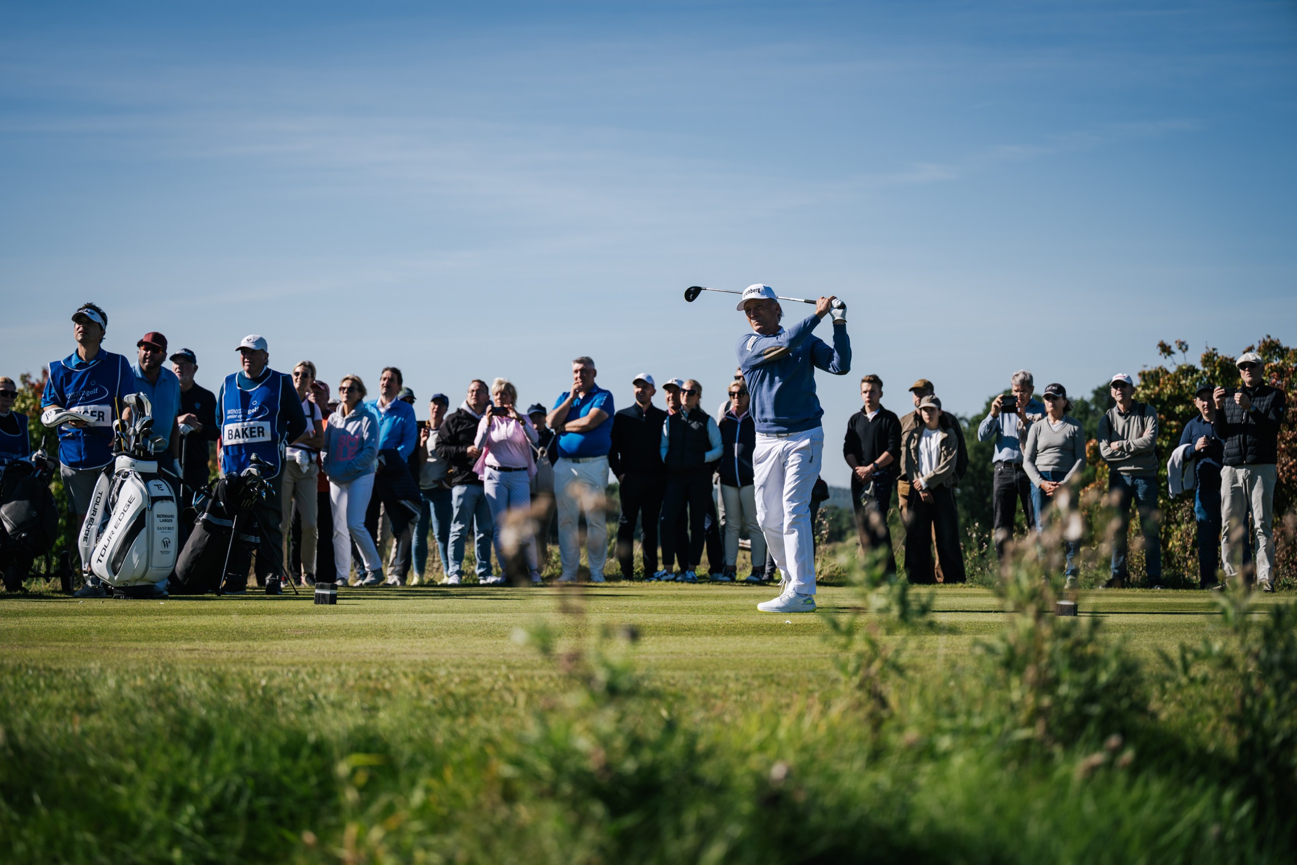 Bernhard Langer beim Abschlag auf den WINSTONgolf Senior Open 2025