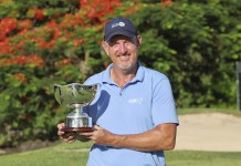 Emotionaler Showdown im Paradies: Greg Owen gewinnt die MCB Mauritius Legends 2025 Greg Owen mit der Siegertrophäe der MCB Mauritius Legends 2025