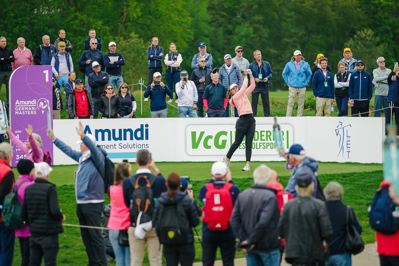 Leonie Harm beim Abschlag an Tee 1